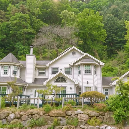 Hoengseong Silver Yeoulmok Pension Отели рядом с достопримечательностью «Храм Курёнса»
