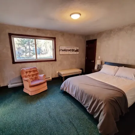 Spacious Mountain Home with Hot Tub on 10 Acres, Nearby Skiing