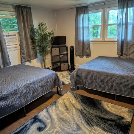 2Br Sleeps 8 Near Penn State, Stadium & Downtown with Hot Tub