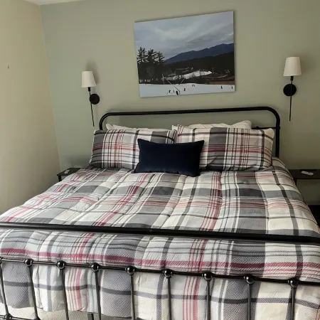 Cozy Townhome Sleeps 10 in the Heart of it All, Just Minutes to Area Attractions