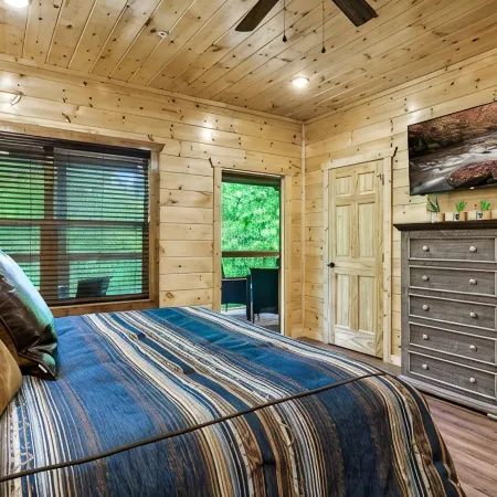 Smokies Private Pool Cabin, Sleeps 14,Theatre & Game Room, Minutes from Parkway!