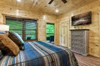 Smokies Private Pool Cabin, Sleeps 14,Theatre & Game Room, Minutes from Parkway! - 4 ดาว