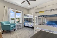 New! Lakefront with Views from Every Window - With Dock, Fire Pit, BBQ, Kayaks - Parvekkeita