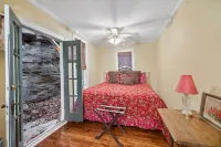 Cottage on Spring B! The BEST location in town! Entire bottom floor is yours! - 4 tähden