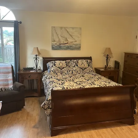 Private studio less than a mile from the beach, with Full Kitchen and Bathroom