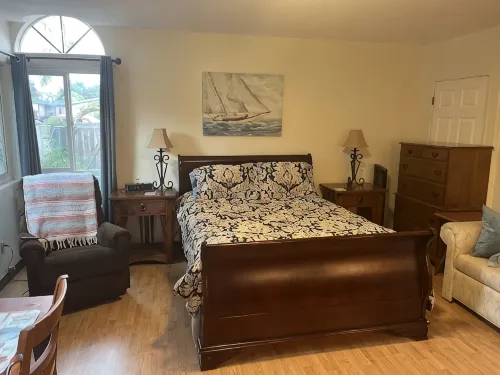 Private studio less than a mile from the beach, with Full Kitchen and Bathroom - บังกะโล