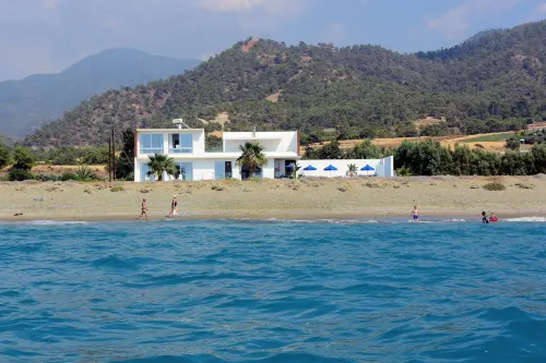 Blue - Beach Front Spectacular Villa Sleeps 10 - Villas