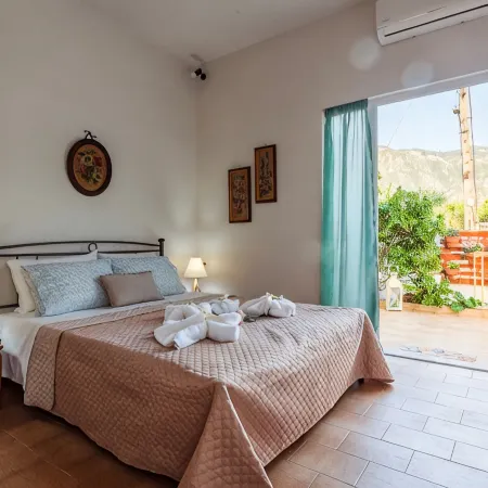 Summer Rose Garden Getaway - A step to the Beach