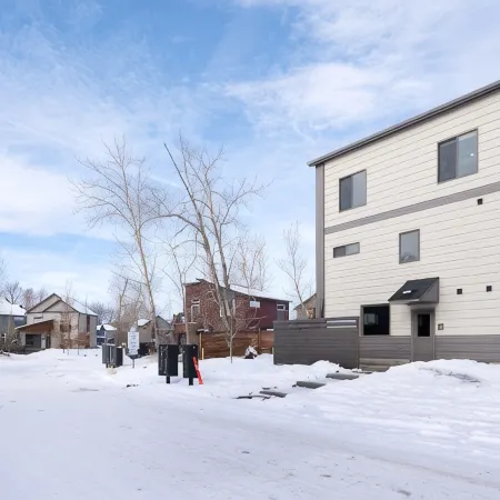 Industrial Retreat Where Recreation Abounds! Dogs OK, Pool Table, BBQ & More!