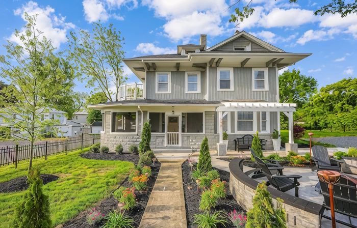 Greystone Manor - Magnificent!  Sleeps 10  Center of Town