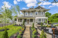 Greystone Manor - Magnificent!  Sleeps 10  Center of Town - Wifi