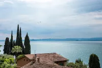 Thea Apartament Superior with Wonderful Lake Views - 2-Star