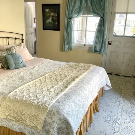 Historical Victorian 2 bedroom Flat 1 block from Beach JUST RENOVATED!