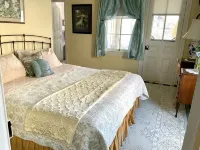 Historical Victorian 2 bedroom Flat 1 block from Beach JUST RENOVATED! - Hot Tub