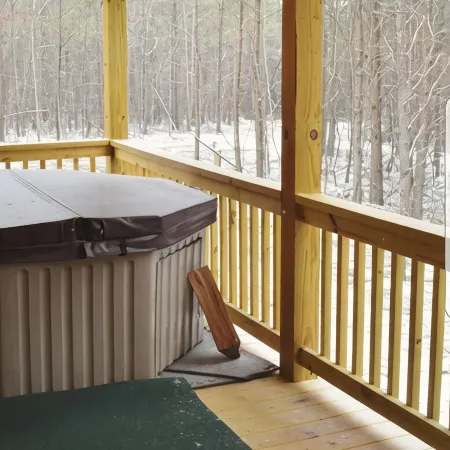 ♥ Sleep in the woods, wake to the birds - Hot tub,  King bed,  PRIVACY!