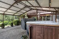 Pet and Family Friendly Luxury Cabin with Hot Tub and Mountain Views - Chalets