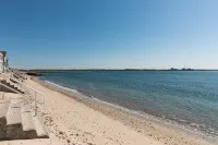 PRIVATE BEACH: BEACHFRONTS & BALCONIES @ NIANTIC W/ 6 QUEENS - 5つ星