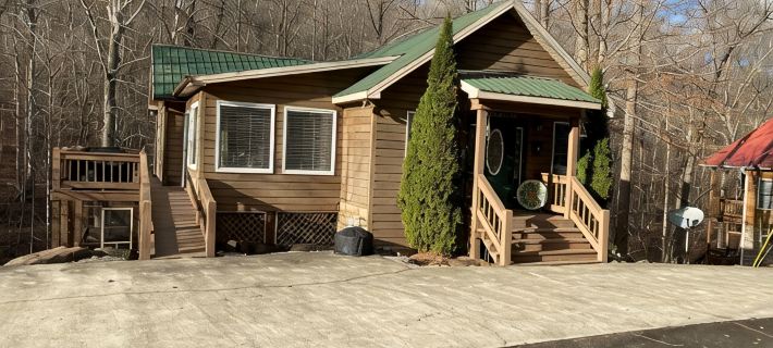 3Br 3BA Cabin, with Hot Tub, 3 Pools, Boat Ramp with Dock 1 Mile Away. for Sale! Hotels in Pulaski County