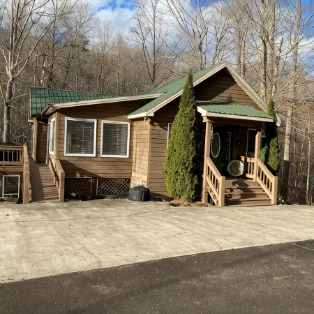 3Br 3BA Cabin, with Hot Tub, 3 Pools, Boat Ramp with Dock 1 Mile Away. for Sale!
