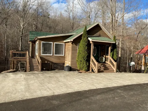 3Br 3BA Cabin, with Hot Tub, 3 Pools, Boat Ramp with Dock 1 Mile Away. for Sale! - Chalets