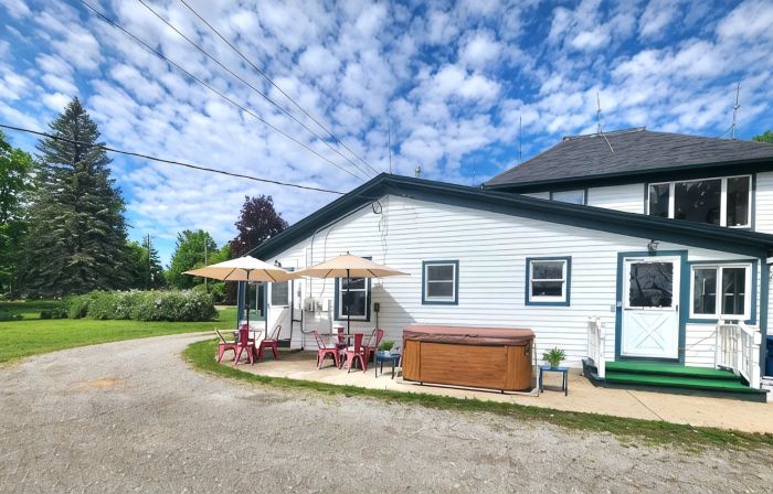 The Smith House Retreat w/HotTub, Bikes, Game/Movie Room, 10mins to Frankenmuth