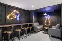 Modern Chalet 5bd 3bth with Hot Tub, Game Room, Private movie theater, 3 decks - 4 tähden