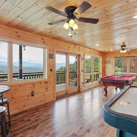 Luxury Retreat, Unobstructed Panoramic View, Central Location,Hot Tub, EV,Arcade