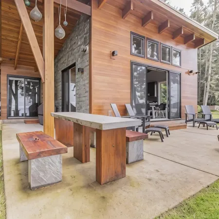 Secluded, peaceful, ocean front home. Close to all amenities/outdoor activities.