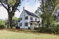 Historic Farm House on 400 Acre Cattle Farm near Clemson, SC - Boutique