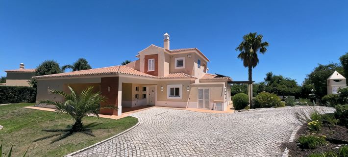 Large Detached Three Bedroom Villa with Heated Infinity Pool and BBQ Area. Hotels in Estombar