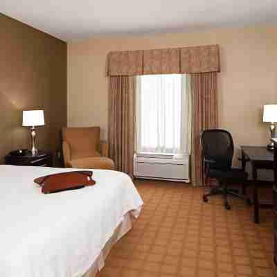 Hampton Inn & Suites Chicago/St. Charles Rooms