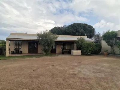 Tourist Lodge Gansbaai Hotel di Gansbaai