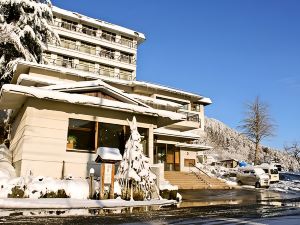 雪国の宿 高半