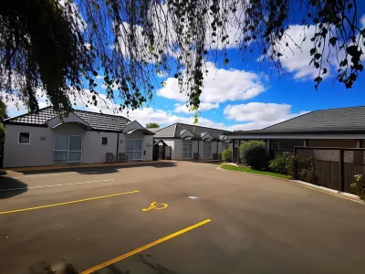 Airport Birches Motel Отели в г. Роллстон