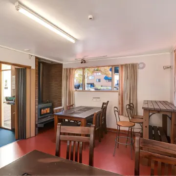 The Flaming Kiwi Backpackers Отели рядом с достопримечательностью «Пивоварня Altitude Brewing»