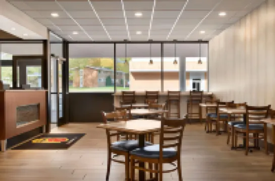 Super 8 by Wyndham Liverpool/Clay/Syracuse Area