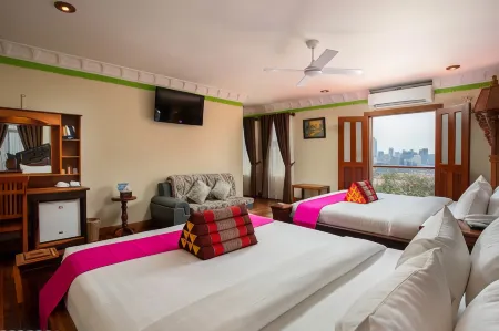 Okay Palace Hotel Отели рядом с достопримечательностью «Уот Ауналом Монастери»