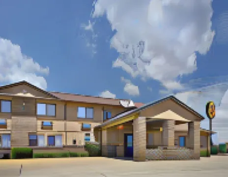 Super 8 by Wyndham Charles City Hotels in Charles City