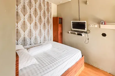 Graha Dirham Mitra RedDoorz Hotels near Giti Toys (mainan anak)