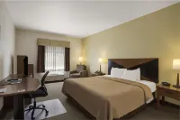 Quality Inn & Suites Chambersburg - parking