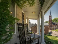 10 Min Walk to Main St., Updated 1840s Historic Home, Stocked Kitchen, W/D, Hotels in West Galena Township