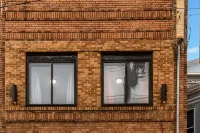 Urban Chic Apartments Near Center City Hotels near Shops at 69th Street