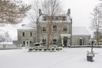 All Suites Whitney Manor Hotel a 