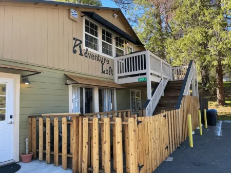 Yosemite Basecamp Отели рядом с достопримечательностью «Groveland Yosemite Gateway Museum»