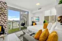 Gym, Outdoor Pool and Hot Tub - Beautiful Modern Oasis