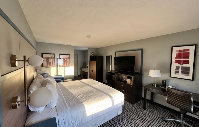 AmericInn by Wyndham Reedsburg