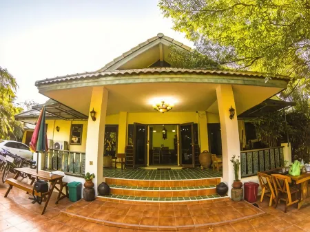 Plus Hostel Ayutthaya Отели рядом с достопримечательностью «Wihan Phra Mongkhon Bophit»