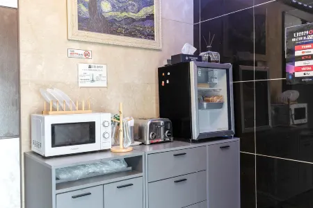 Clio Motel Отели рядом с достопримечательностью «National Institute of Biological Resources»