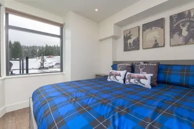 Carleton Lodge, with huge Mountain Facing Patio!! Great property for families!