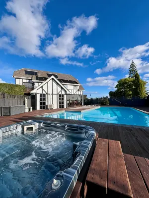 Tudor Manor Bed & Breakfast - Pool